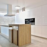 Luxus eigene Küche | minimalistisches Design mit aufwendigen Hintergrundbeleuchtung